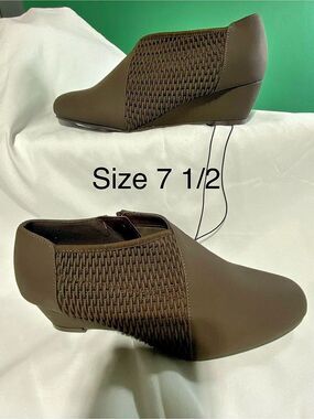 IMPO Wedge Booties in Brown US 7.5 NWT